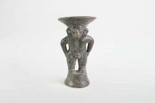 Männliche Terrakottafigur mit trichterförmigem Gefäß, Colima-Kultur – Mexiko, 4. Jahrhundert v. Chr. – 4. Jahrhundert