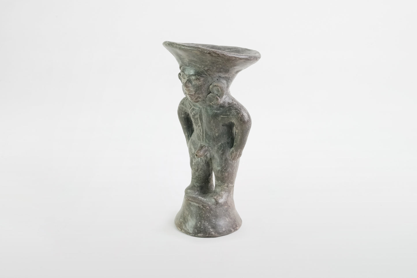 Männliche Terrakottafigur mit trichterförmigem Gefäß, Colima-Kultur – Mexiko, 4. Jahrhundert v. Chr. – 4. Jahrhundert