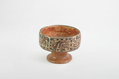 Bemalte polychrome Terrakotta-Tasse mit Fuß – Costa Rica, 9.–16. Jahrhundert