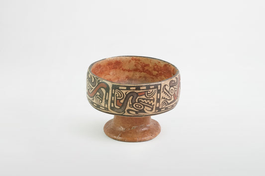 Bemalte polychrome Terrakotta-Tasse mit Fuß – Costa Rica, 9.–16. Jahrhundert