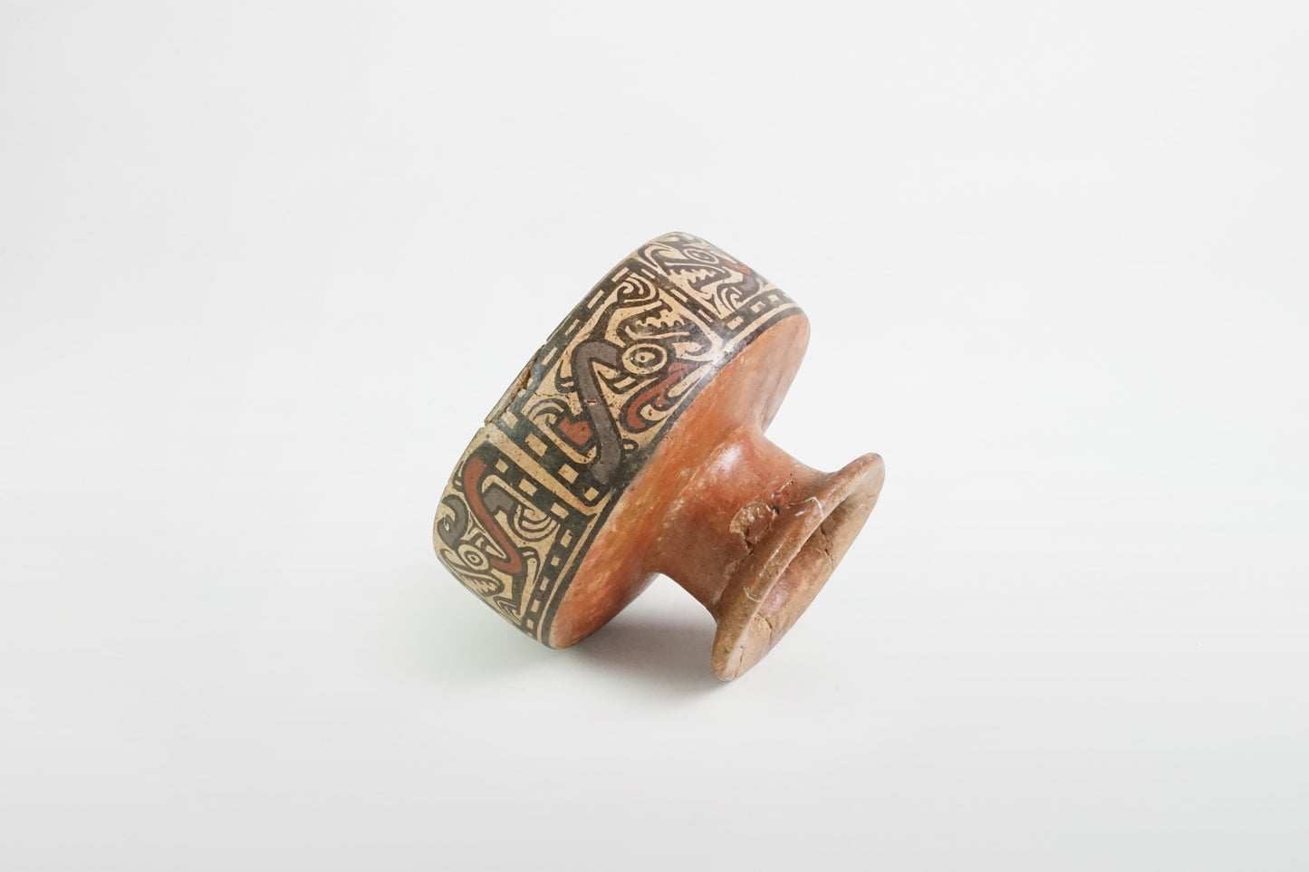 Bemalte polychrome Terrakotta-Tasse mit Fuß – Costa Rica, 9.–16. Jahrhundert