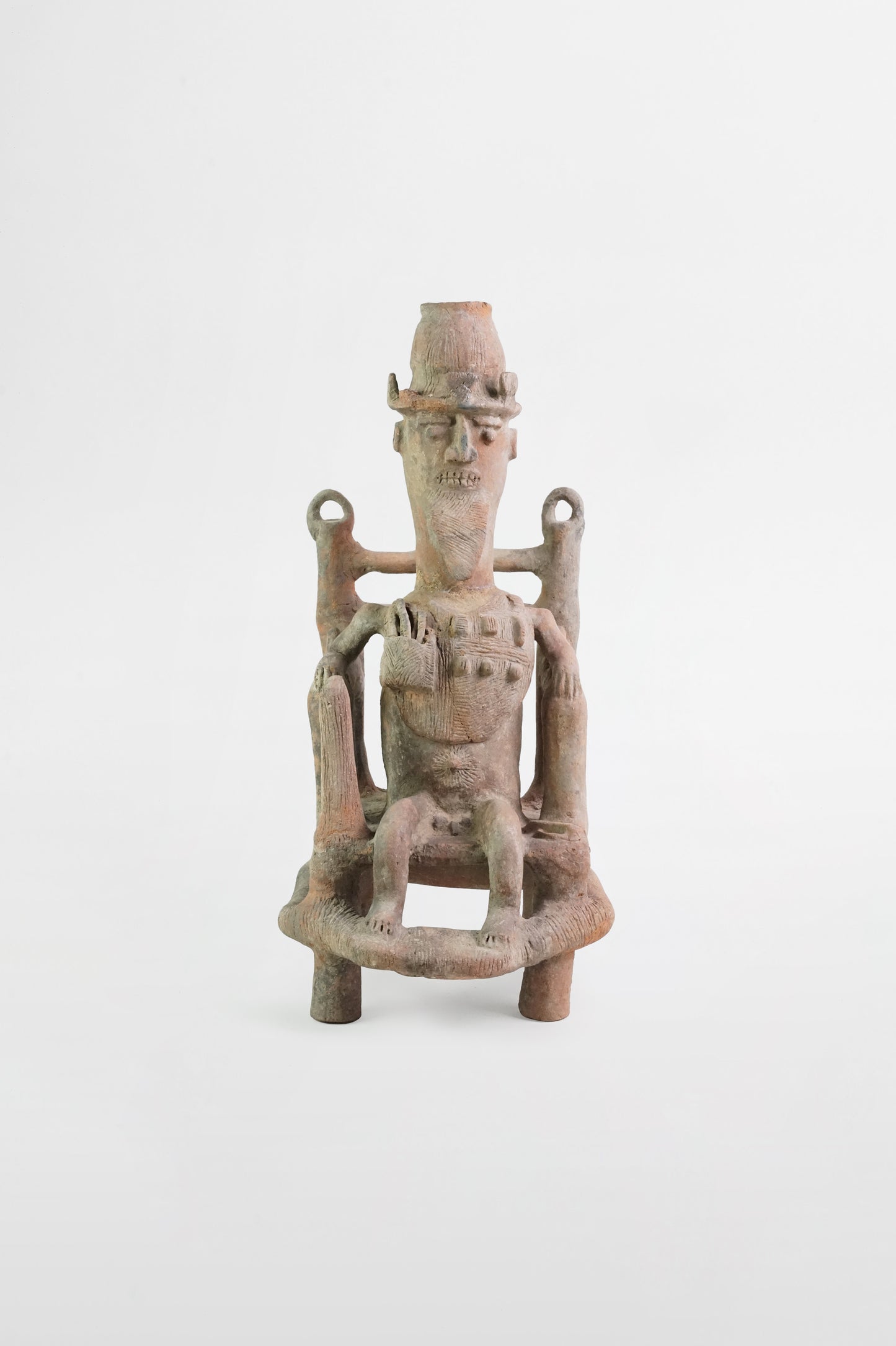 Würdevolle Terrakottafigur auf einem Thron, Chamba-Stamm – Nigeria, 18. Jahrhundert