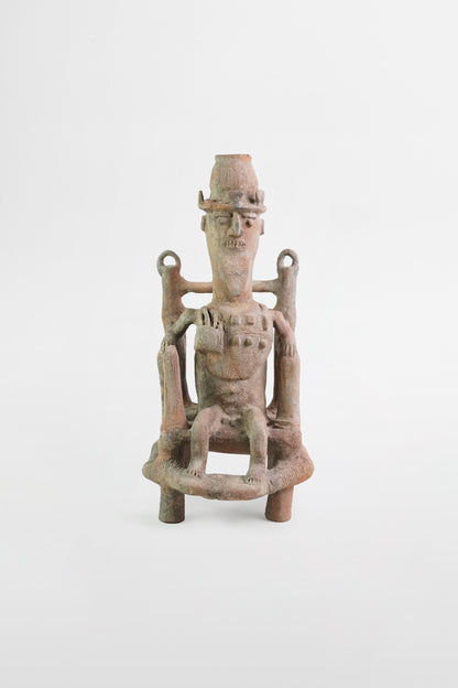 Würdevolle Terrakottafigur auf einem Thron, Chamba-Stamm – Nigeria, 18. Jahrhundert