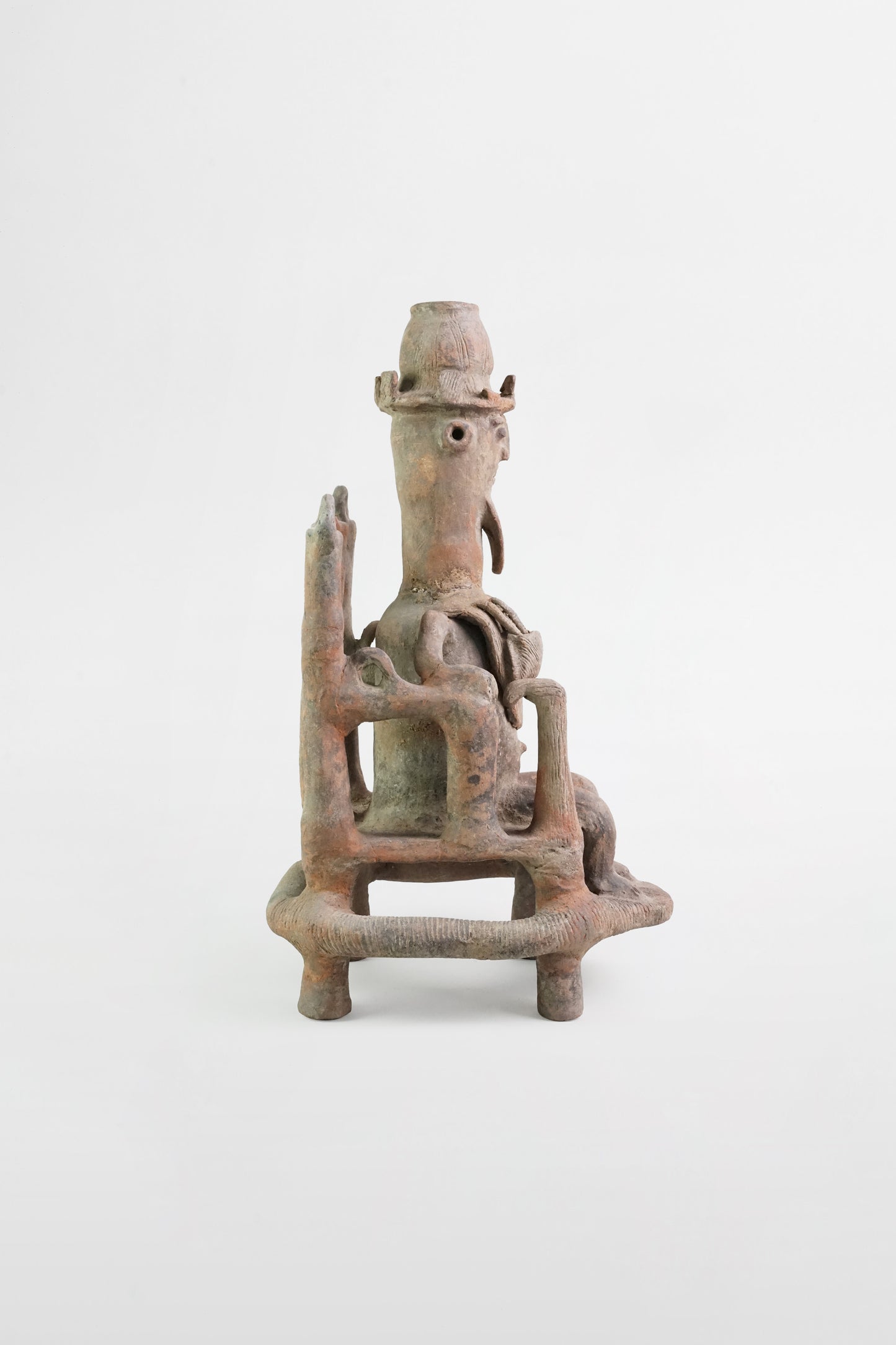 Würdevolle Terrakottafigur auf einem Thron, Chamba-Stamm – Nigeria, 18. Jahrhundert