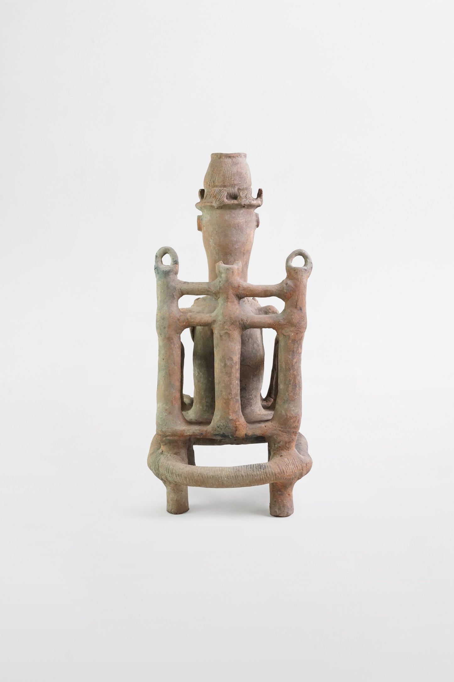 Würdevolle Terrakottafigur auf einem Thron, Chamba-Stamm – Nigeria, 18. Jahrhundert