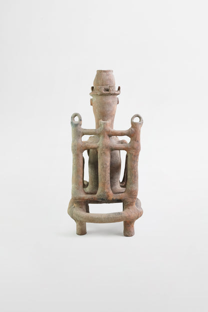 Würdevolle Terrakottafigur auf einem Thron, Chamba-Stamm – Nigeria, 18. Jahrhundert