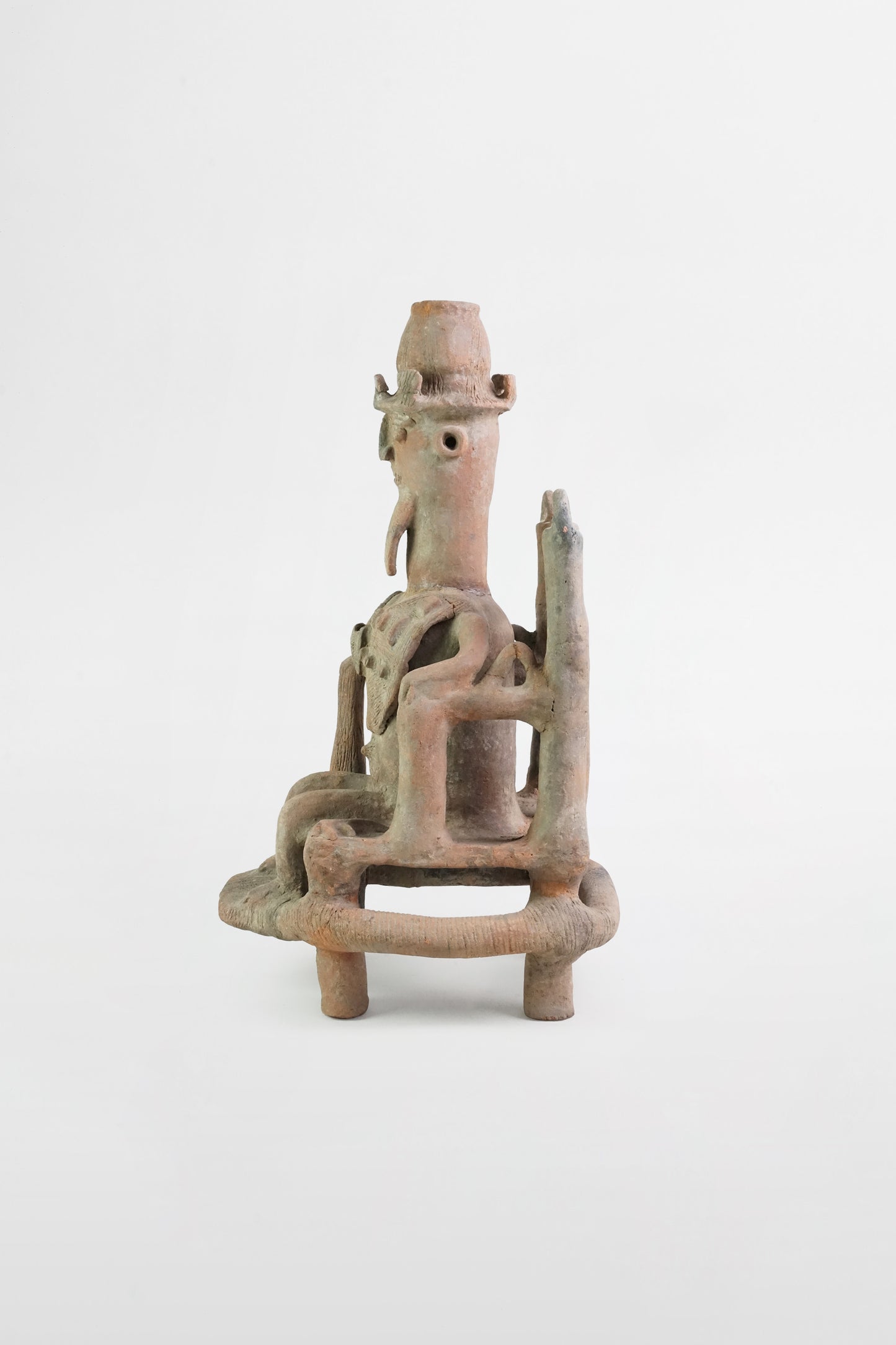 Würdevolle Terrakottafigur auf einem Thron, Chamba-Stamm – Nigeria, 18. Jahrhundert