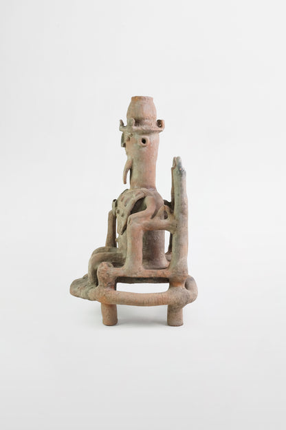 Würdevolle Terrakottafigur auf einem Thron, Chamba-Stamm – Nigeria, 18. Jahrhundert