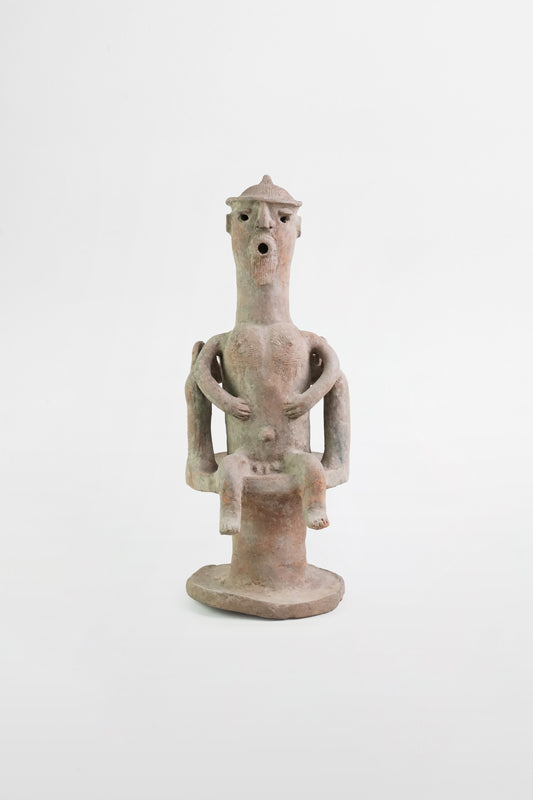 Terrakotta-Statue eines sitzenden Königs, Chamba-Stamm – Nigeria, 18. Jahrhundert