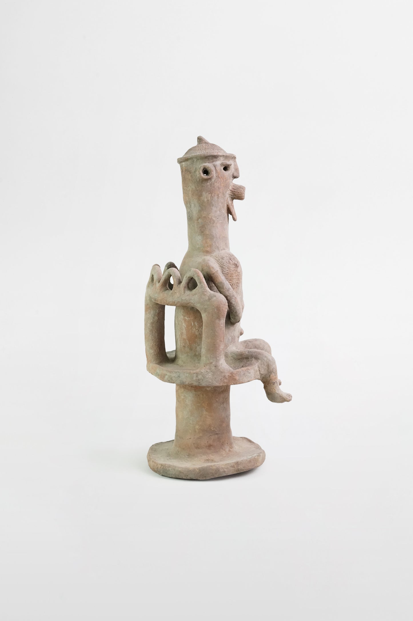 Terrakotta-Statue eines sitzenden Königs, Chamba-Stamm – Nigeria, 18. Jahrhundert
