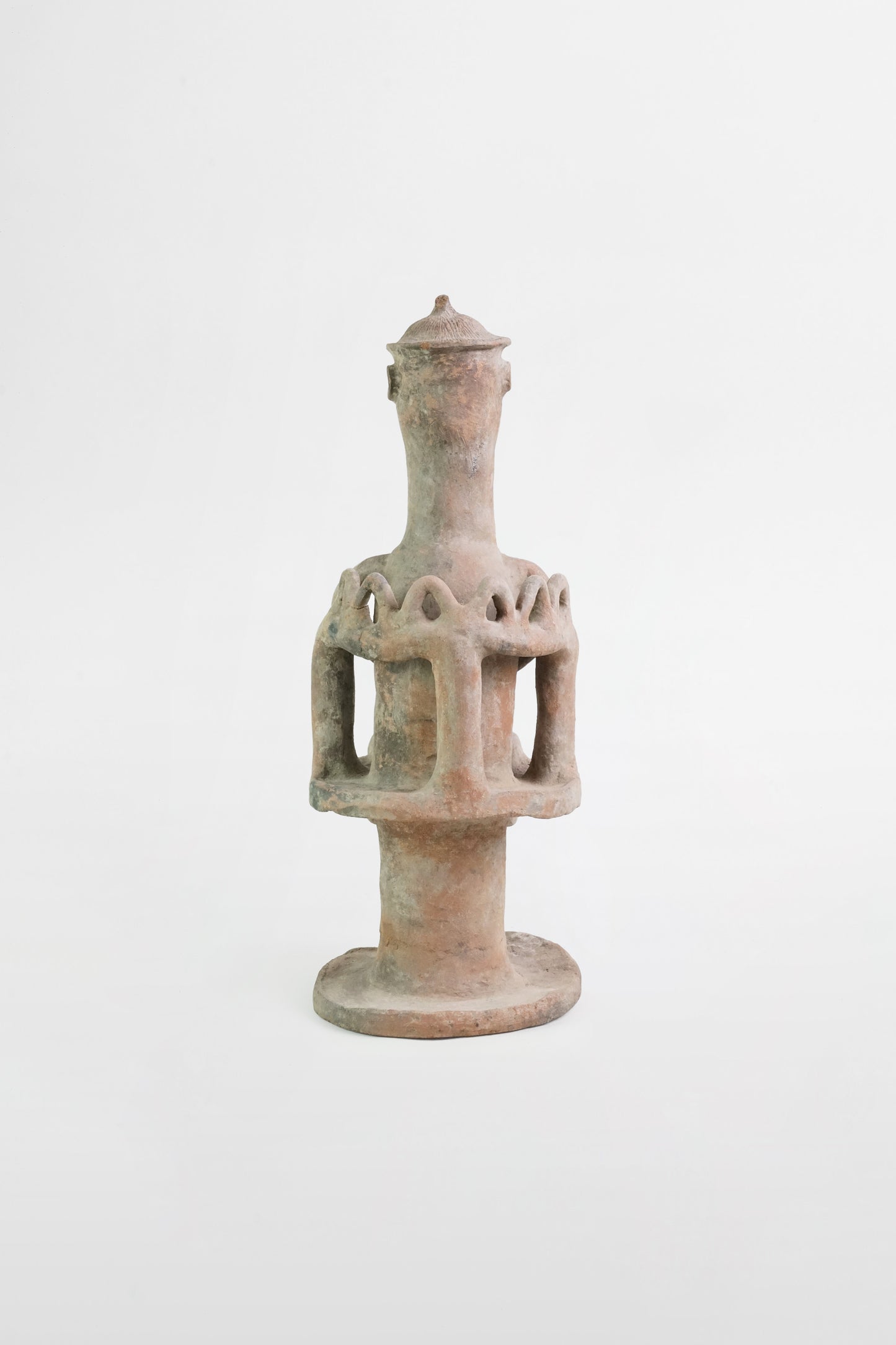 Terrakotta-Statue eines sitzenden Königs, Chamba-Stamm – Nigeria, 18. Jahrhundert