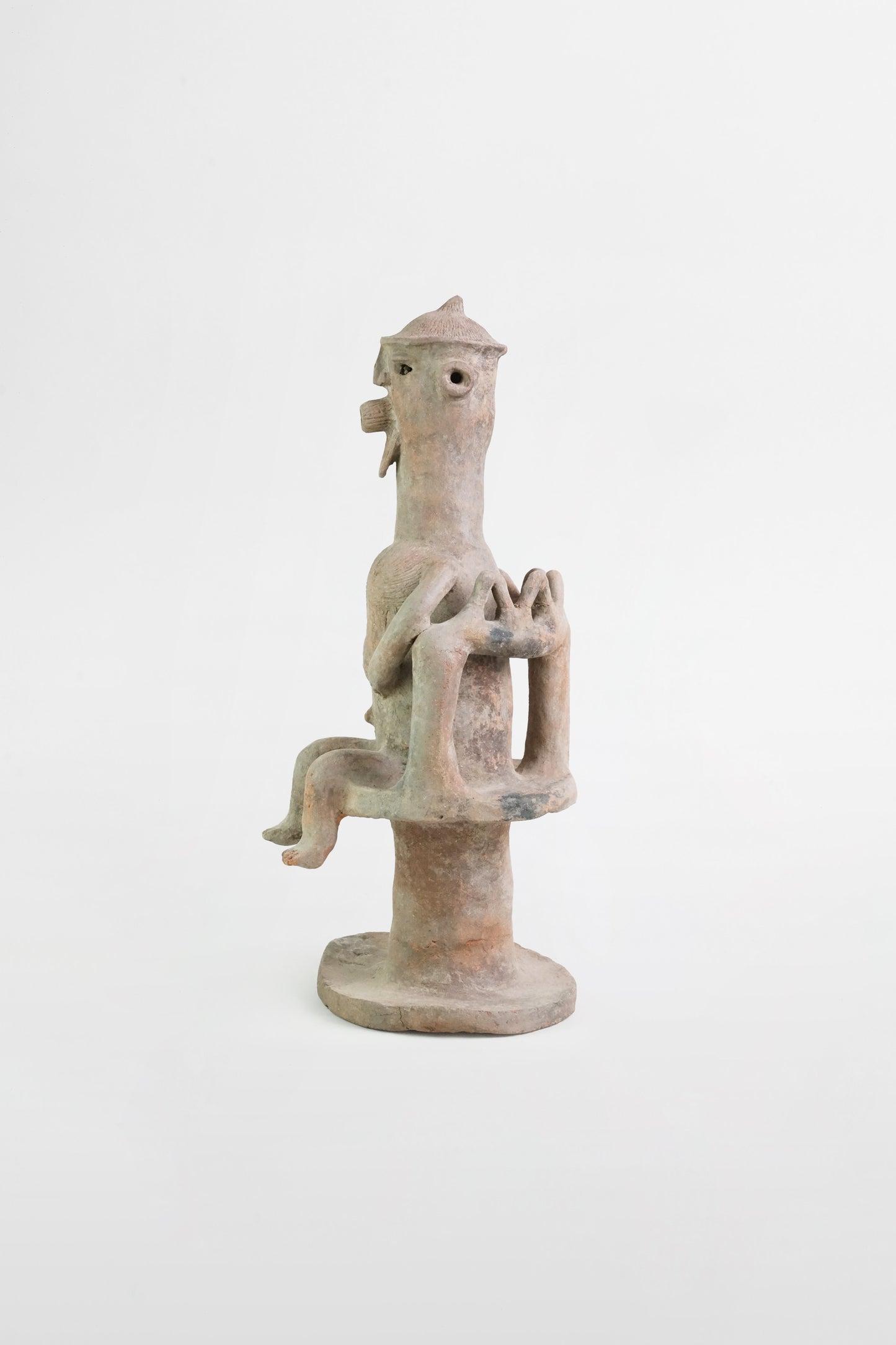 Terrakotta-Statue eines sitzenden Königs, Chamba-Stamm – Nigeria, 18. Jahrhundert