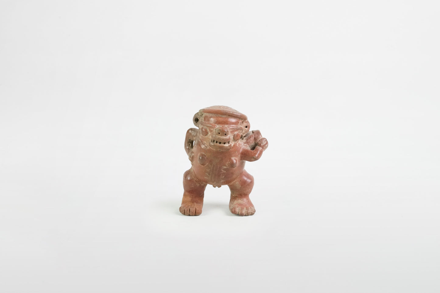 Pfeifenfigur aus Keramik, Nayarit- oder Colima-Kultur – Mexiko, 4. Jahrhundert v. Chr. – 4. Jahrhundert