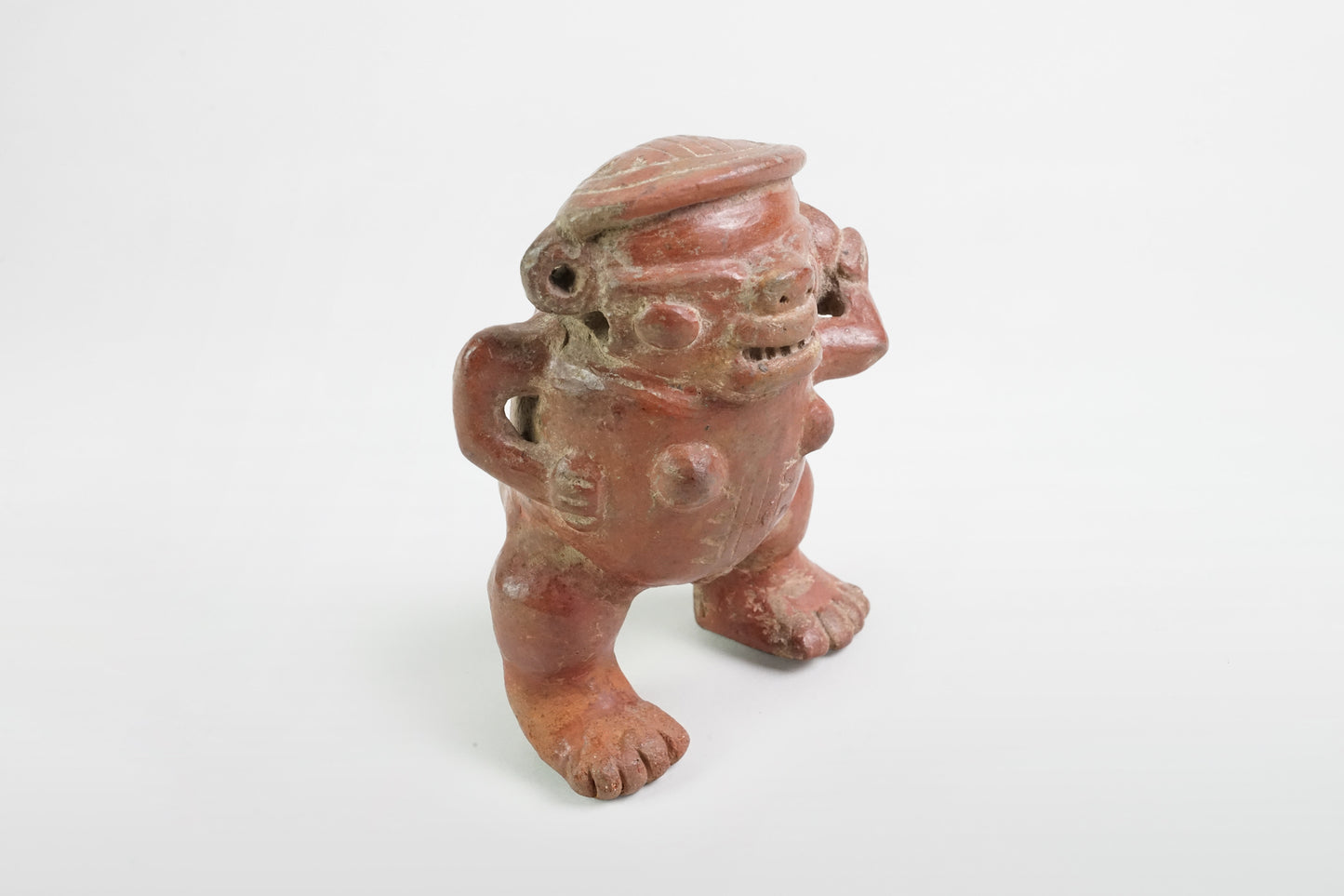 Pfeifenfigur aus Keramik, Nayarit- oder Colima-Kultur – Mexiko, 4. Jahrhundert v. Chr. – 4. Jahrhundert