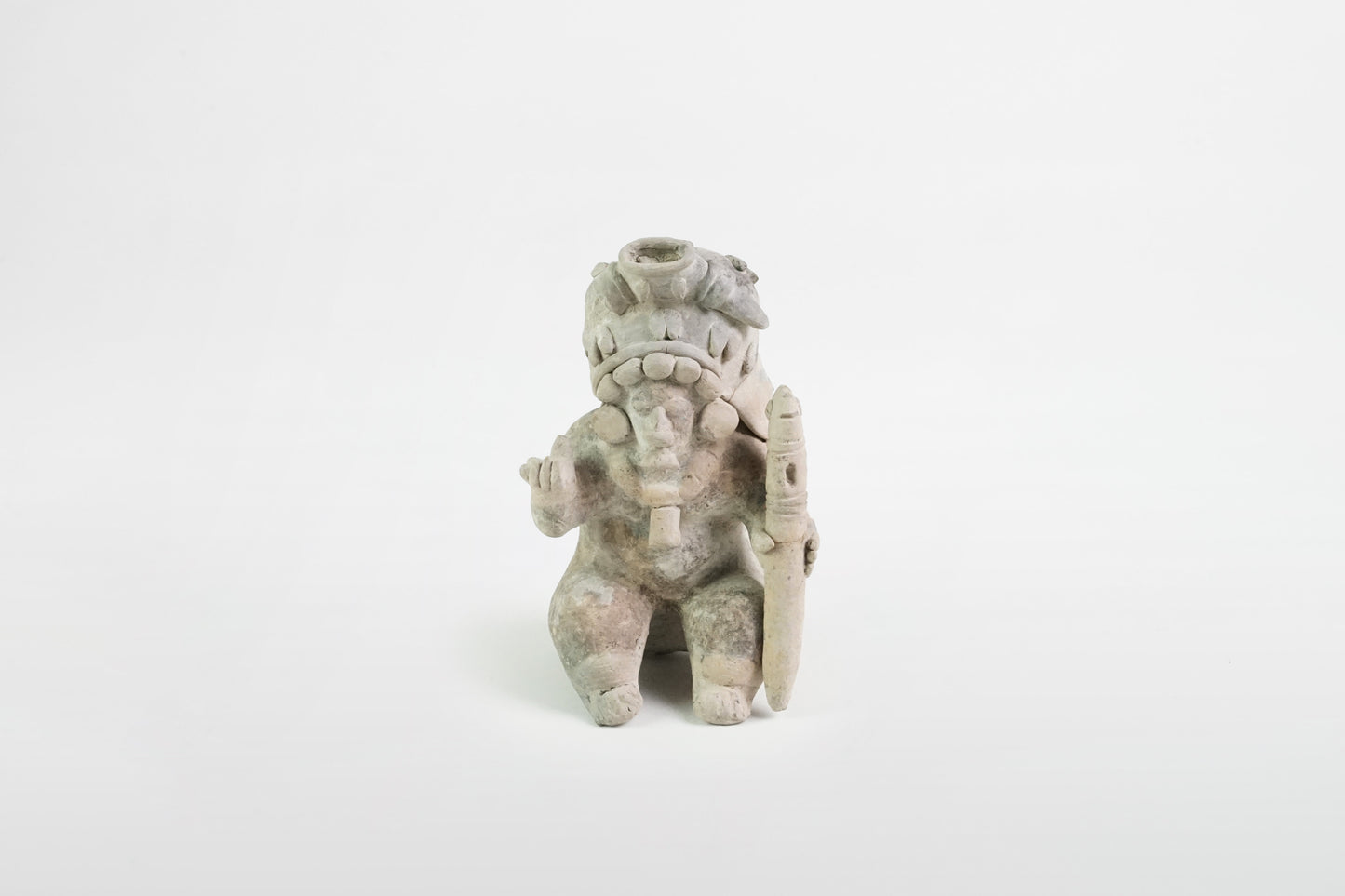Keramikfigur mit zeremonieller Tracht, Veracruz-Kultur – Mexiko, 6.–10. Jahrhundert