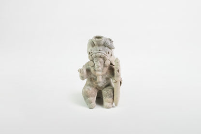 Keramikfigur mit zeremonieller Tracht, Veracruz-Kultur – Mexiko, 6.–10. Jahrhundert