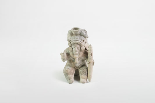 Keramikfigur mit zeremonieller Tracht, Veracruz-Kultur – Mexiko, 6.–10. Jahrhundert