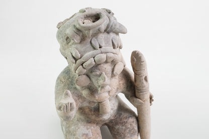 Keramikfigur mit zeremonieller Tracht, Veracruz-Kultur – Mexiko, 6.–10. Jahrhundert
