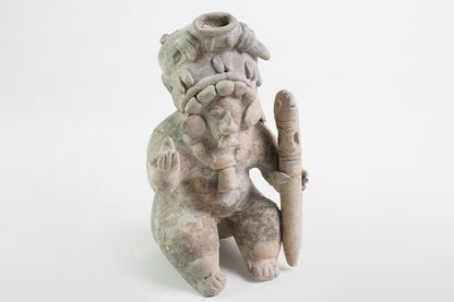 Keramikfigur mit zeremonieller Tracht, Veracruz-Kultur – Mexiko, 6.–10. Jahrhundert