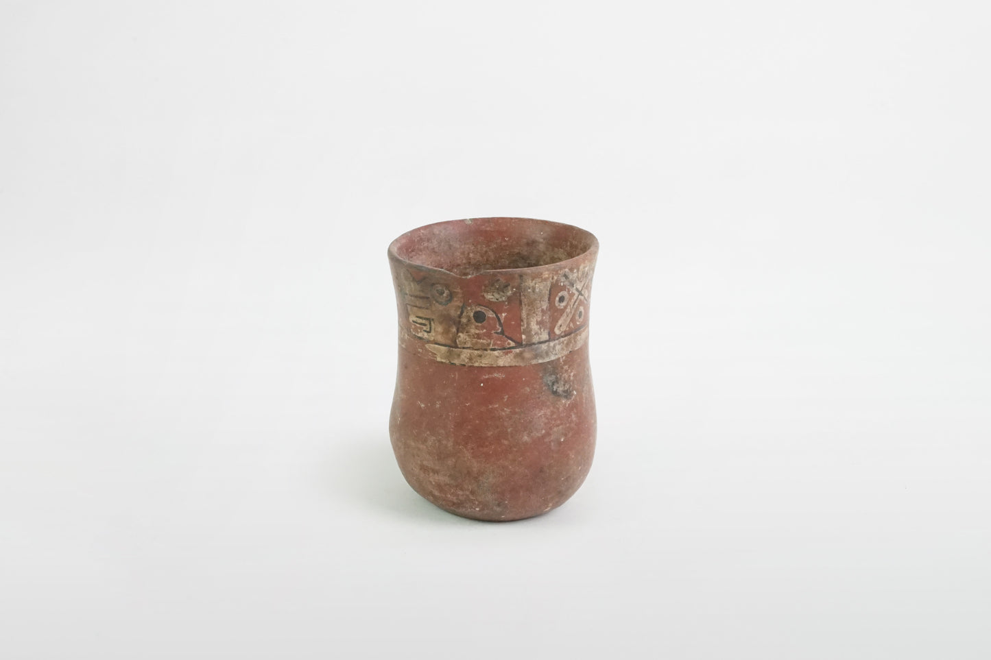 Bemalte Keramiktasse, Nazca-Kultur – Peru, 5.–7. Jahrhundert