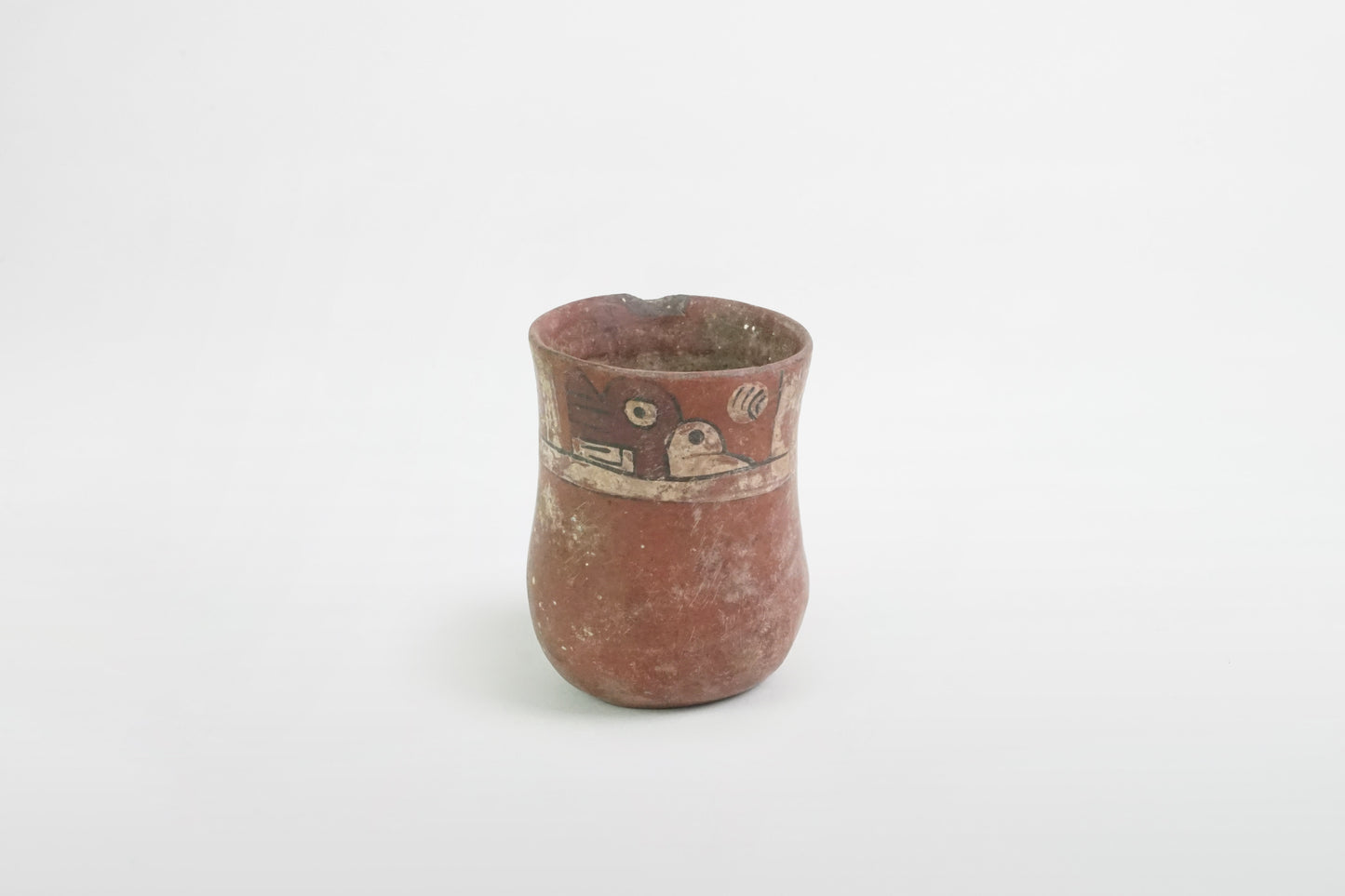 Bemalte Keramiktasse, Nazca-Kultur – Peru, 5.–7. Jahrhundert