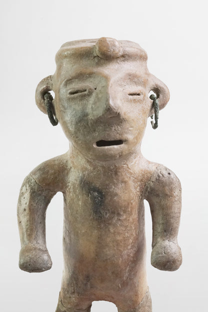 Zeremonielle Tonfigur mit Gefäßöffnung, Nayarit-Kultur – Mexiko, 3. Jahrhundert v. Chr. – 4. Jahrhundert