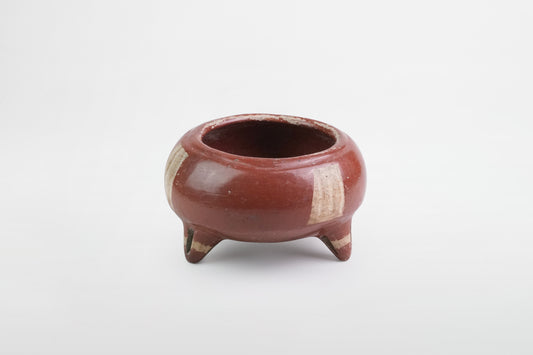 Dreibeingefäß mit roter Engobe, wahrscheinlich Colima-Kultur – Westmexiko, ca. 4. Jahrhundert v. Chr. – 4. Jahrhundert