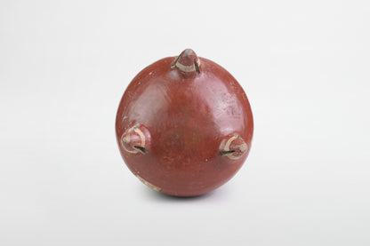 Dreibeingefäß mit roter Engobe, wahrscheinlich Colima-Kultur – Westmexiko, ca. 4. Jahrhundert v. Chr. – 4. Jahrhundert