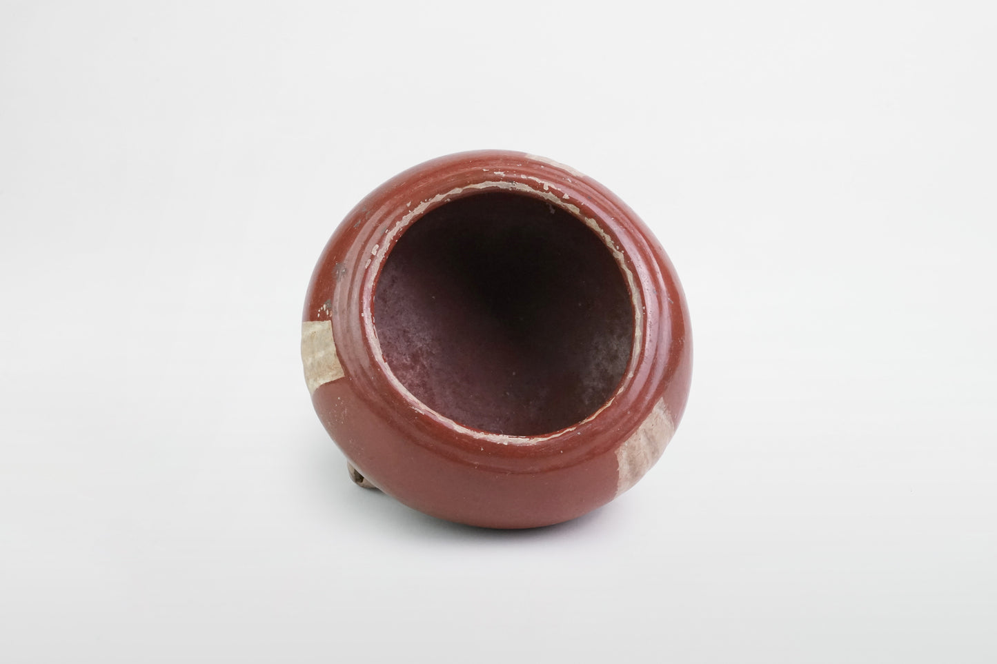 Dreibeingefäß mit roter Engobe, wahrscheinlich Colima-Kultur – Westmexiko, ca. 4. Jahrhundert v. Chr. – 4. Jahrhundert