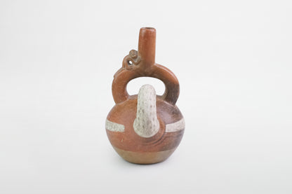 Bemaltes Terrakottagefäß mit Bogengriff und Affenfigur, Moche-Kultur – Peru, ca. 4.–6. Jahrhundert