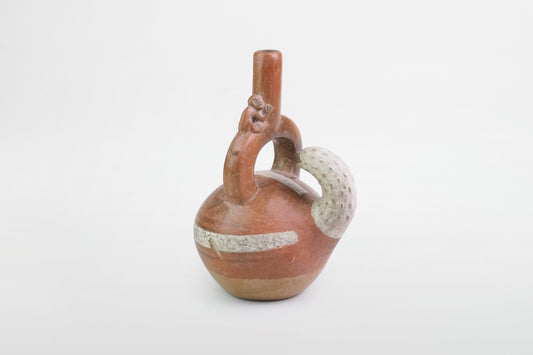 Bemaltes Terrakottagefäß mit Bogengriff und Affenfigur, Moche-Kultur – Peru, ca. 4.–6. Jahrhundert