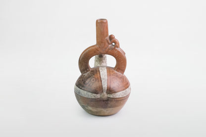 Bemaltes Terrakottagefäß mit Bogengriff und Affenfigur, Moche-Kultur – Peru, ca. 4.–6. Jahrhundert