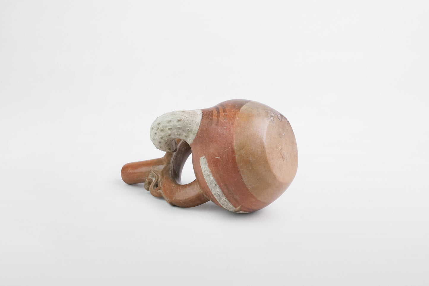 Bemaltes Terrakottagefäß mit Bogengriff und Affenfigur, Moche-Kultur – Peru, ca. 4.–6. Jahrhundert