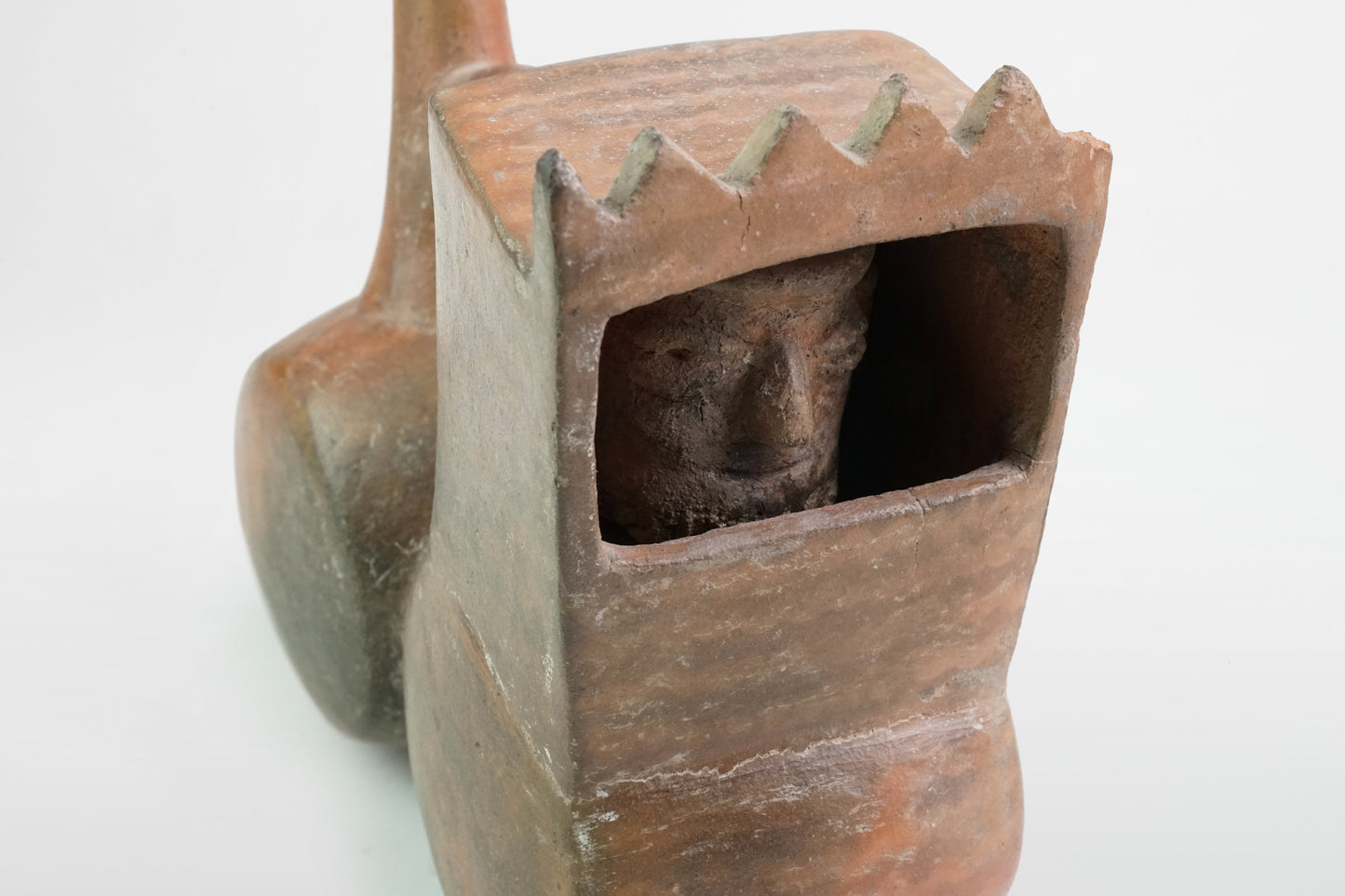 Töpfergefäß mit Ausguss, Virú- oder Moche-Kultur – Peru, ca. 2. Jahrhundert v. Chr. – 7. Jahrhundert
