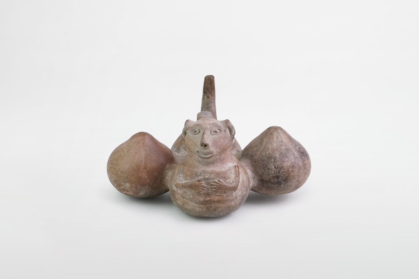 Vierkammer-Terrakottagefäß mit Tierfigur, Moche- oder Chimú-Kultur – Peru, 9.–13. Jahrhundert