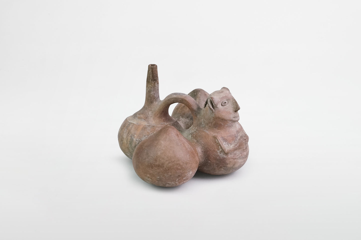 Vierkammer-Terrakottagefäß mit Tierfigur, Moche- oder Chimú-Kultur – Peru, 9.–13. Jahrhundert