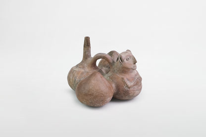 Vierkammer-Terrakottagefäß mit Tierfigur, Moche- oder Chimú-Kultur – Peru, 9.–13. Jahrhundert