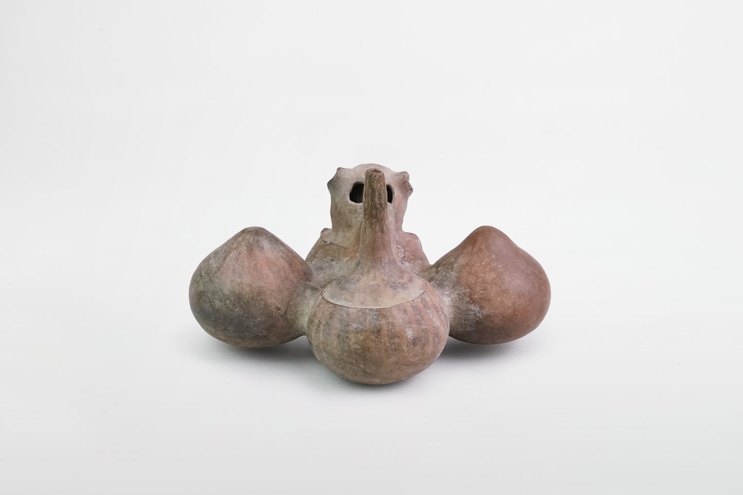 Vierkammer-Terrakottagefäß mit Tierfigur, Moche- oder Chimú-Kultur – Peru, 9.–13. Jahrhundert