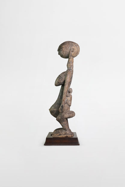 Holzstatue einer Mutter mit Kind, Dogon-Kultur – Mali, frühes 20. Jahrhundert