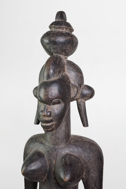 Sitzende weibliche Figur aus dunkel patiniertem Holz, Senufo-Kultur – Mali, 19.–20. Jahrhundert