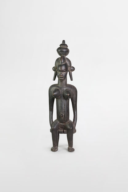 Sitzende weibliche Figur aus dunkel patiniertem Holz, Senufo-Kultur – Mali, 19.–20. Jahrhundert