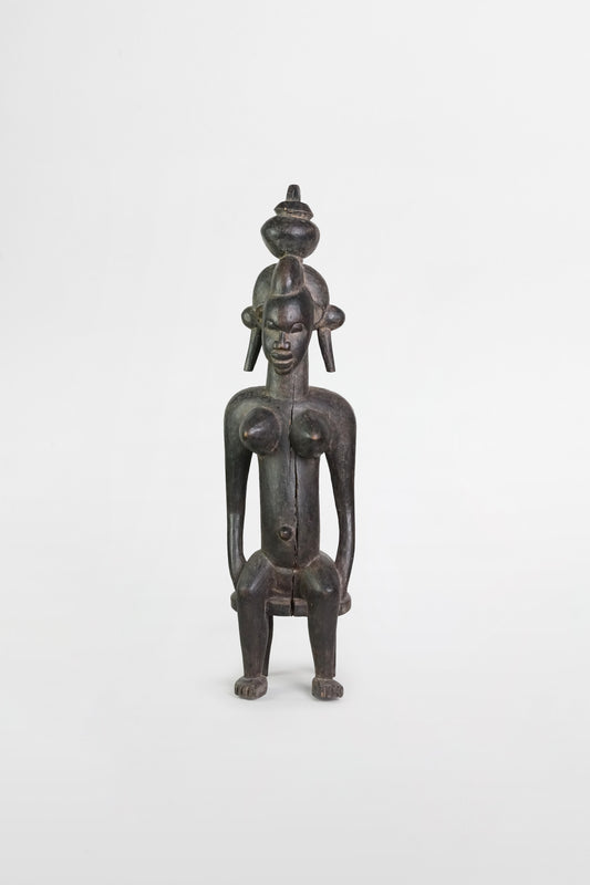 Sitzende weibliche Figur aus dunkel patiniertem Holz, Senufo-Kultur – Mali, 19.–20. Jahrhundert