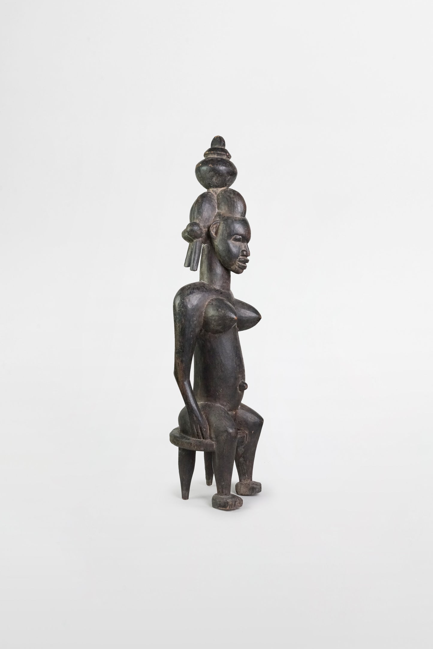 Sitzende weibliche Figur aus dunkel patiniertem Holz, Senufo-Kultur – Mali, 19.–20. Jahrhundert