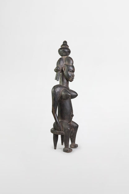 Sitzende weibliche Figur aus dunkel patiniertem Holz, Senufo-Kultur – Mali, 19.–20. Jahrhundert