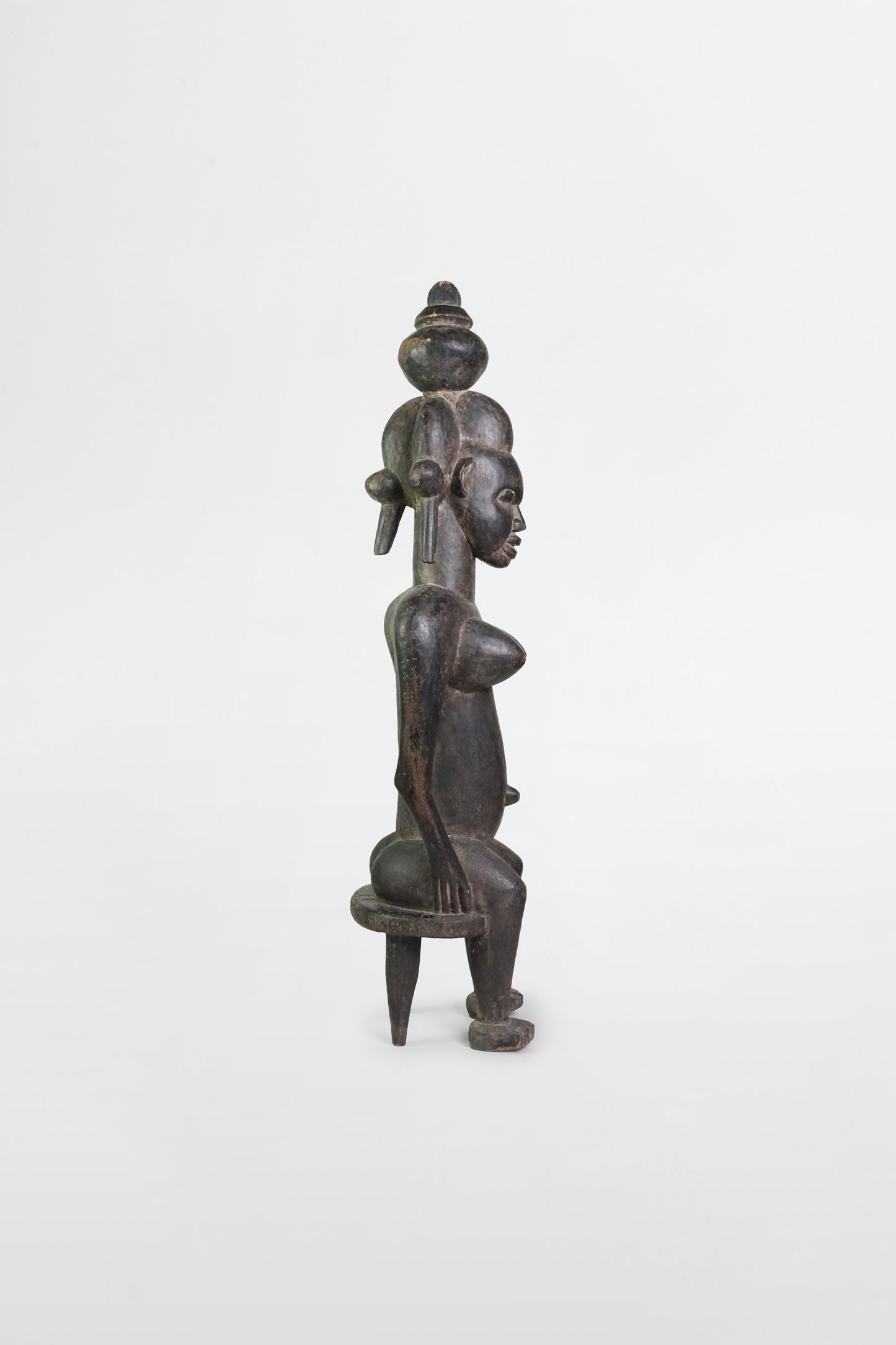 Sitzende weibliche Figur aus dunkel patiniertem Holz, Senufo-Kultur – Mali, 19.–20. Jahrhundert