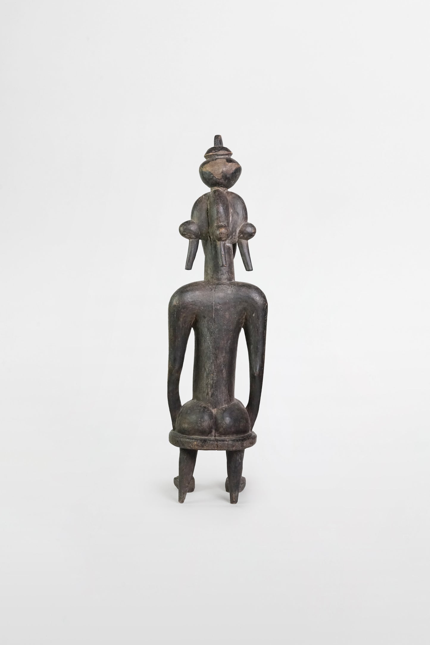 Sitzende weibliche Figur aus dunkel patiniertem Holz, Senufo-Kultur – Mali, 19.–20. Jahrhundert