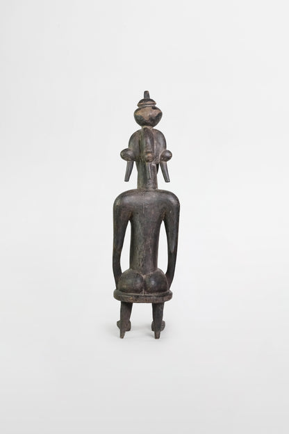 Sitzende weibliche Figur aus dunkel patiniertem Holz, Senufo-Kultur – Mali, 19.–20. Jahrhundert
