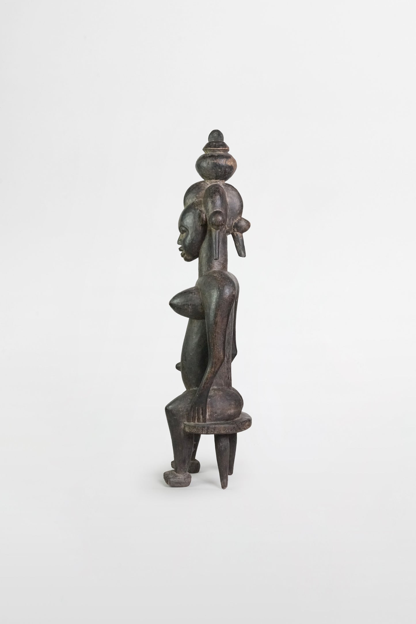 Sitzende weibliche Figur aus dunkel patiniertem Holz, Senufo-Kultur – Mali, 19.–20. Jahrhundert