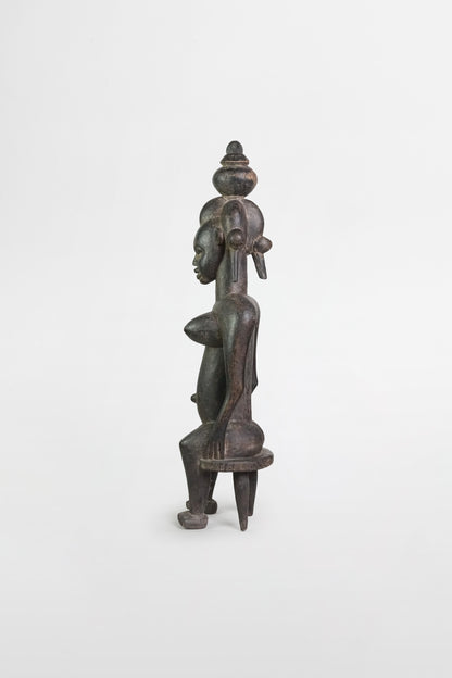 Sitzende weibliche Figur aus dunkel patiniertem Holz, Senufo-Kultur – Mali, 19.–20. Jahrhundert