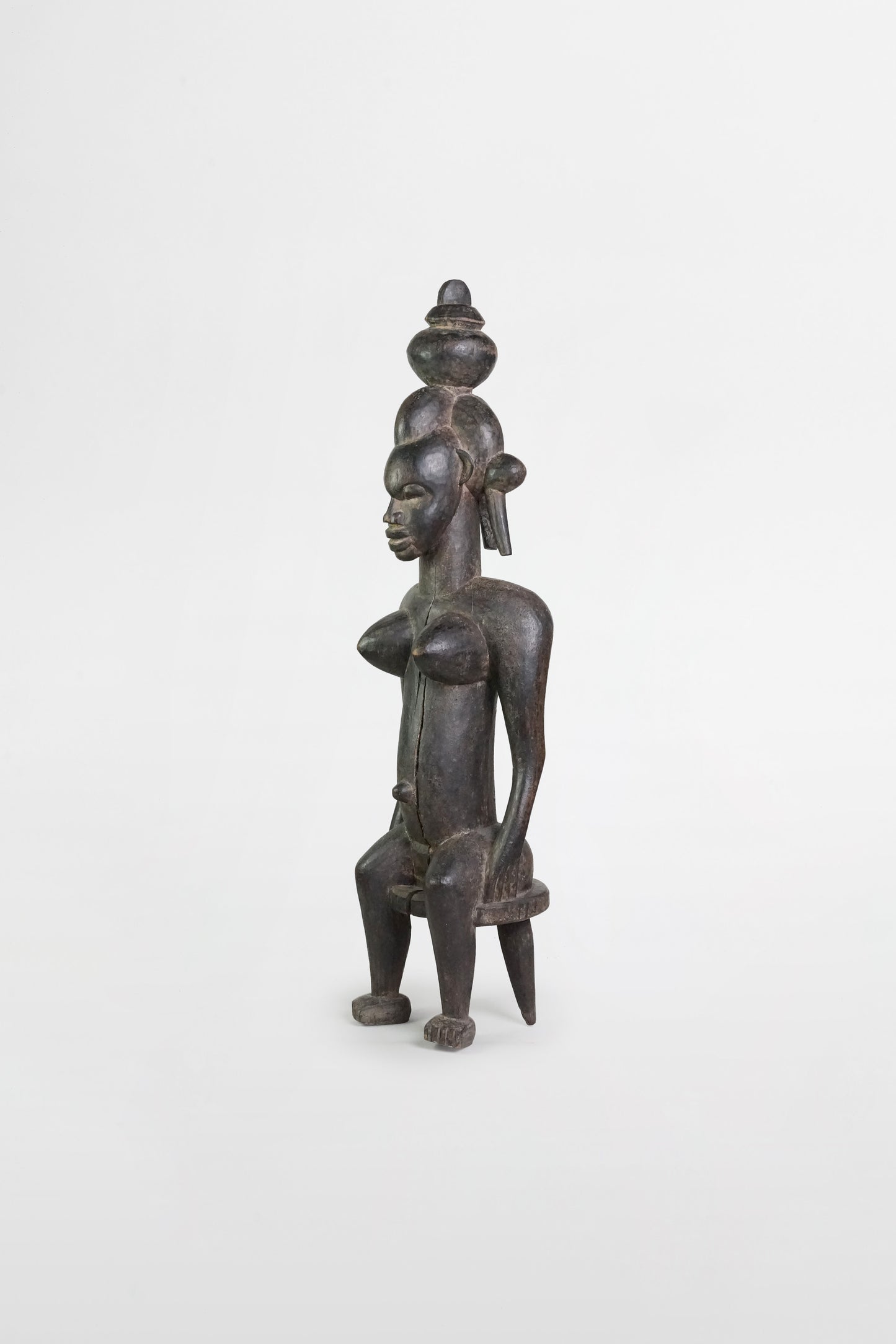 Sitzende weibliche Figur aus dunkel patiniertem Holz, Senufo-Kultur – Mali, 19.–20. Jahrhundert